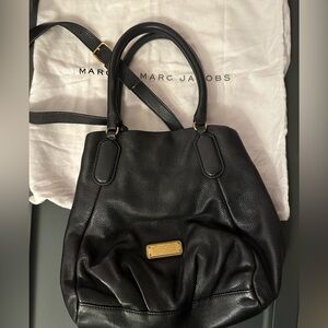 MARC JACOBS pebbled leather shoulder bag.